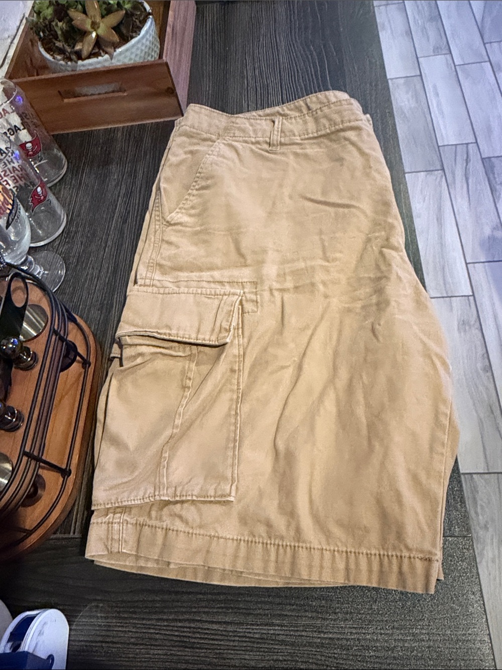 Old Navy Men’s Cargo Shorts in Tan Brown - Picture 2 of 7